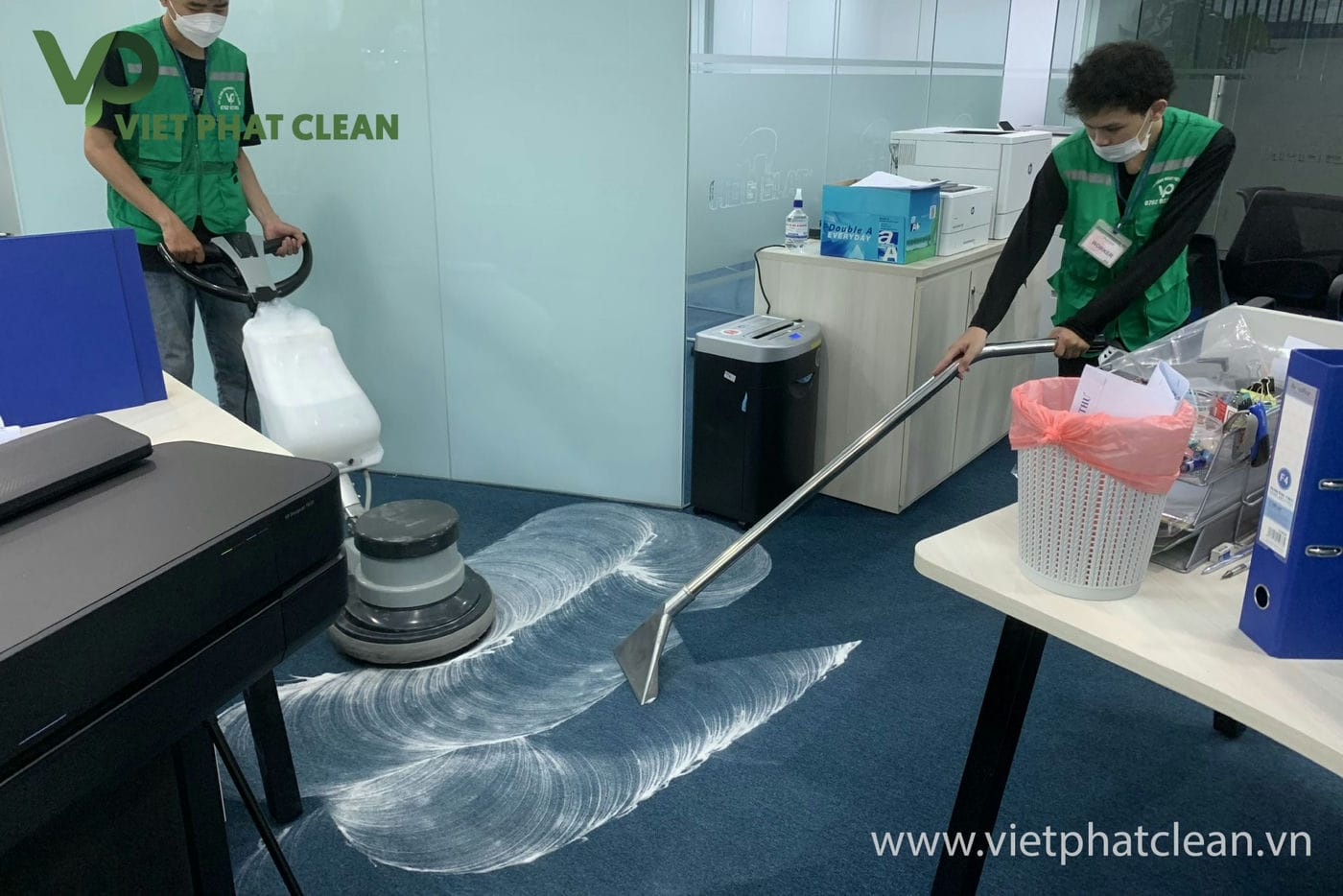 Hút nước dơ và hóa chất còn sót lại 