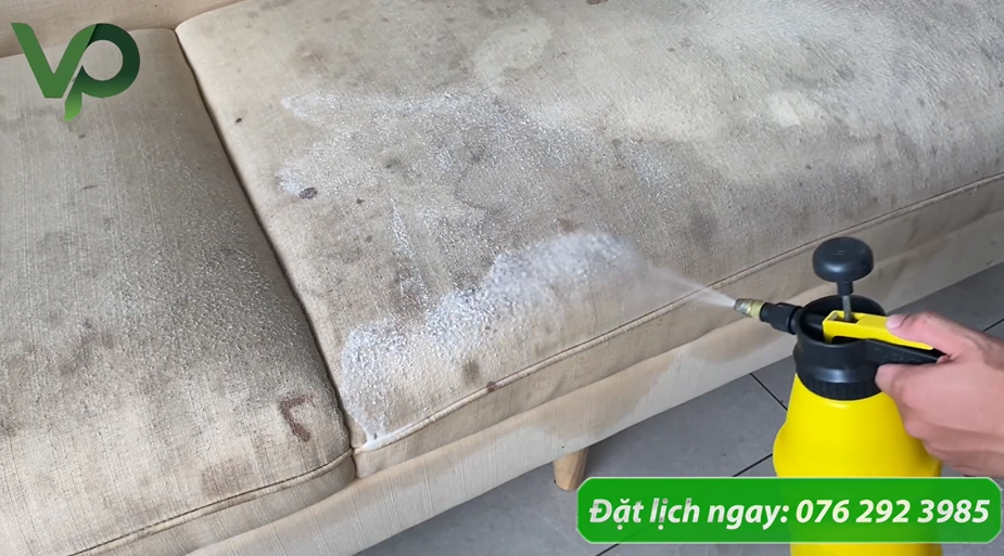 Phun dung dịch vệ sinh chuyên biệt