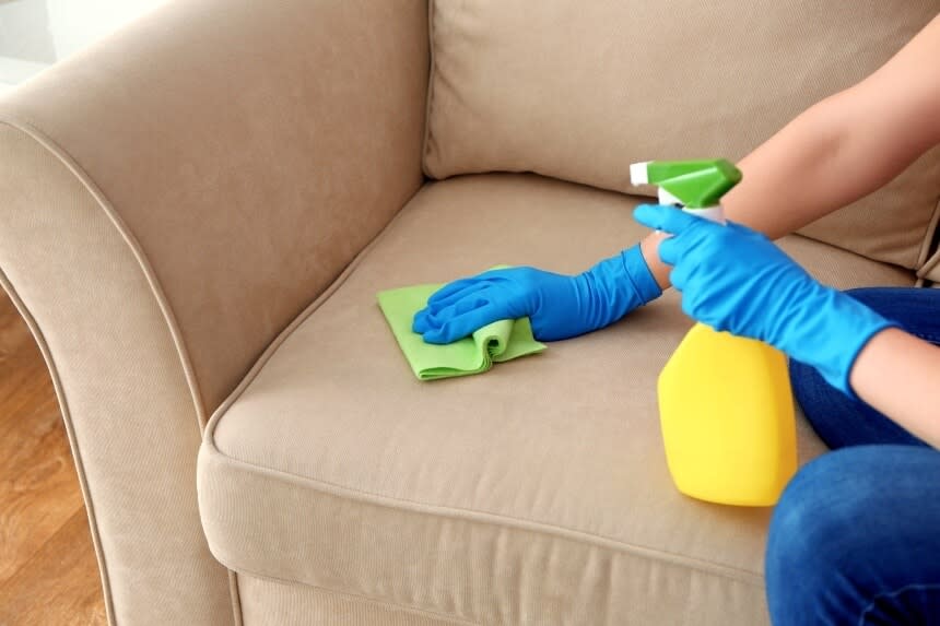 Cách giặt ghế sofa nỉ bằng dung dịch vệ sinh ghế