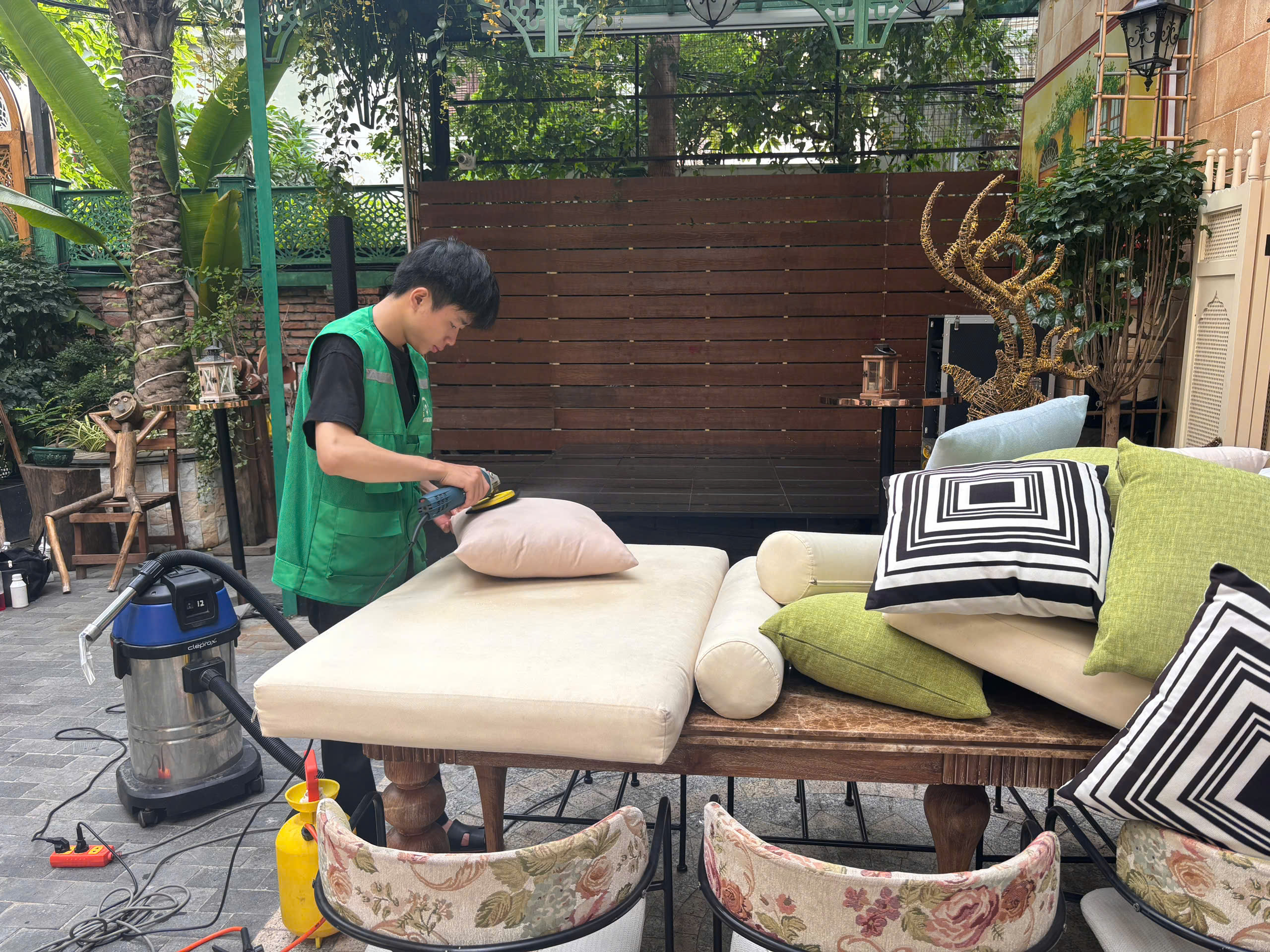 Làm sạch bề mặt bằng thiết bị chuyên dụng