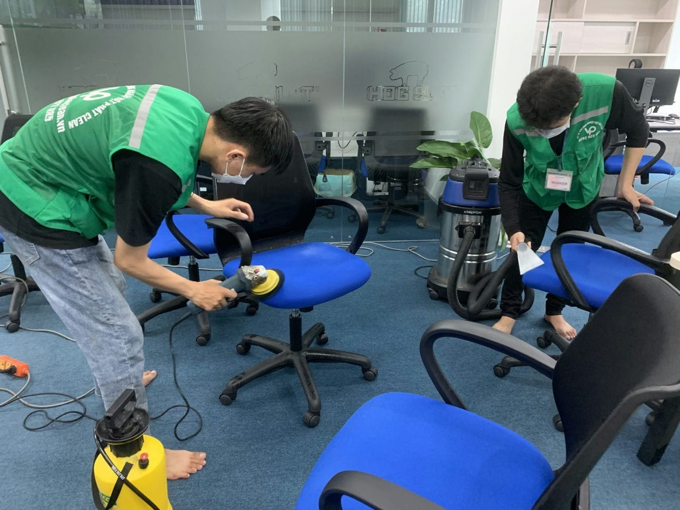 Cách làm sạch ghế xoay văn phòng bằng chất liệu nỉ