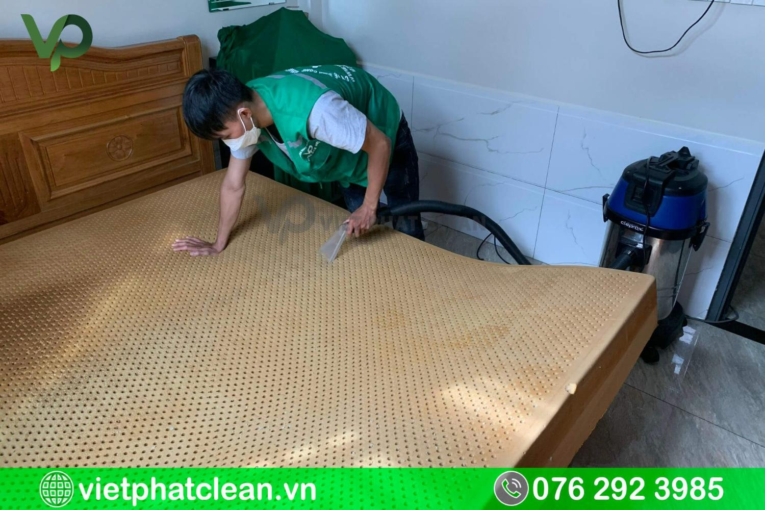 Bước hút bụi bề mặt rất cần thiết để làm sạch bụi bẩn, lông tóc trên nệm