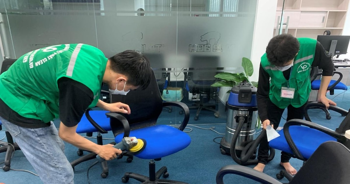 nhân viên VietPhatClean tuân thủ quy trình, sử dụng đồ bảo hộ