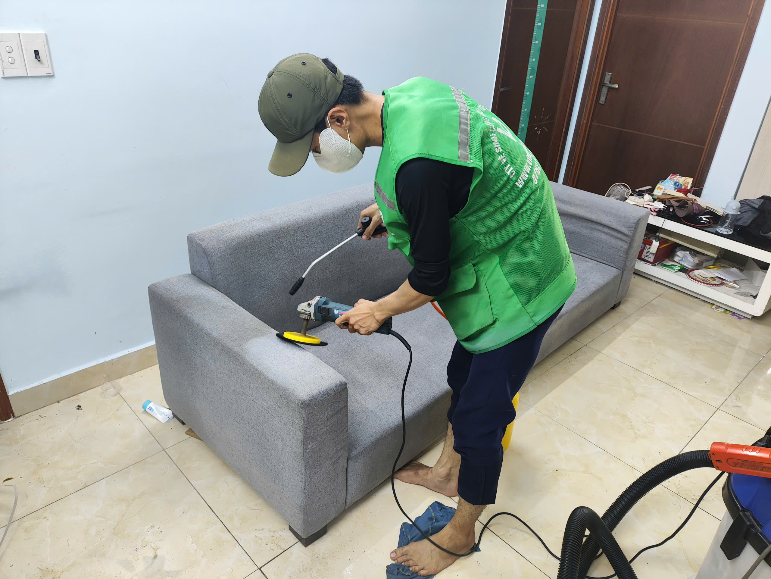 Bước 4: Chà sạch vết bẩn bằng máy chuyên dụng