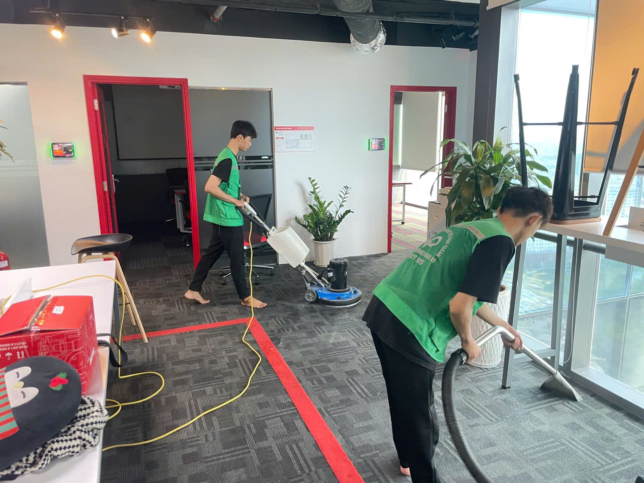 Hút sạch bụi bẩn khô trên bề mặt thảm