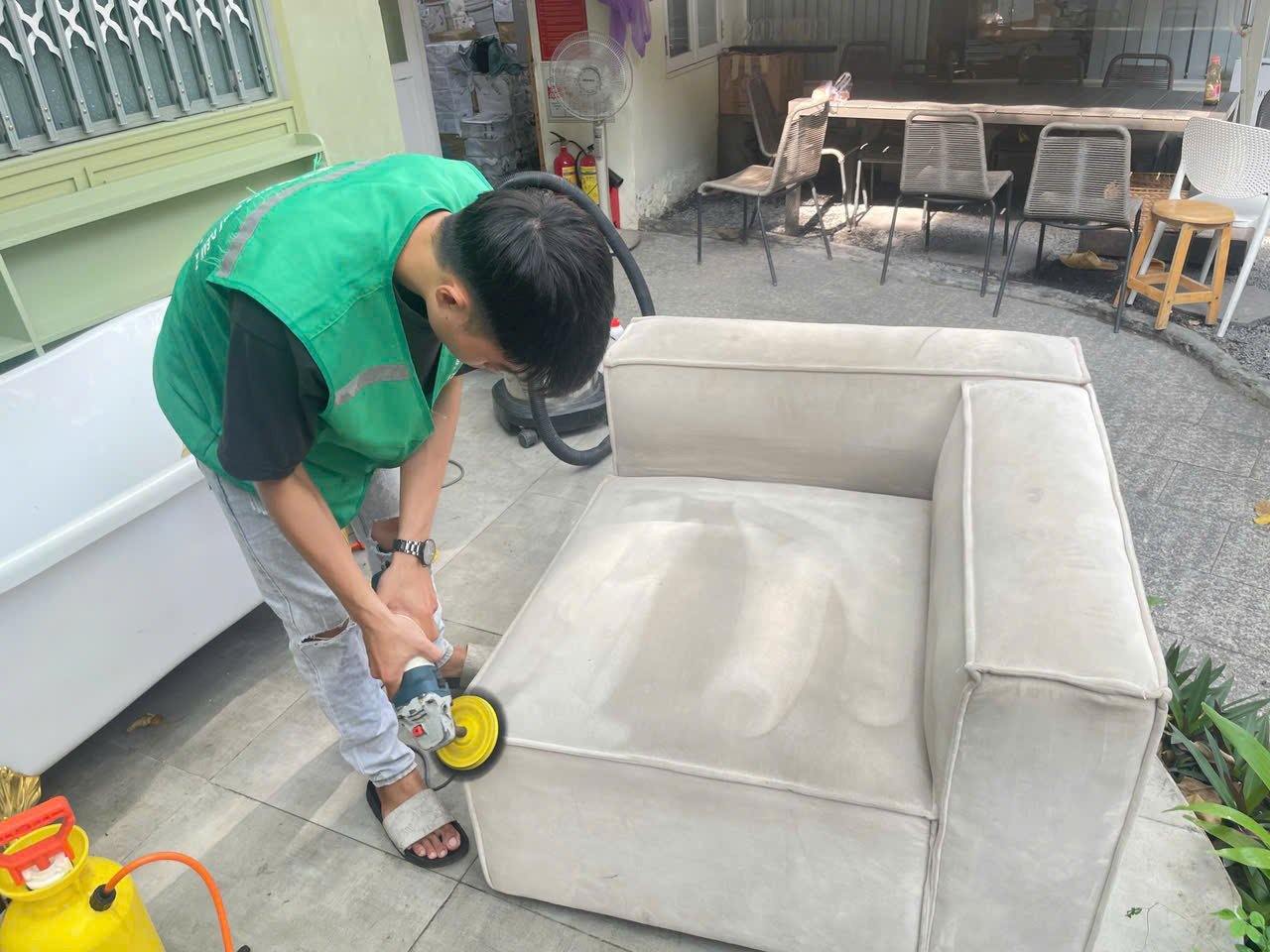 Vì sao nên chọn dịch vụ giặt sofa phường Phú Định của Việt Phát Clean?