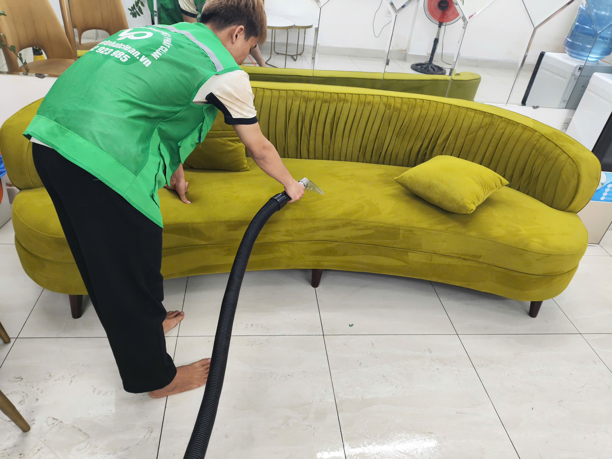 Giải đáp các thắc mắc thường gặp về dịch vụ giặt sofa phường Phú Định của Việt Phát Clean