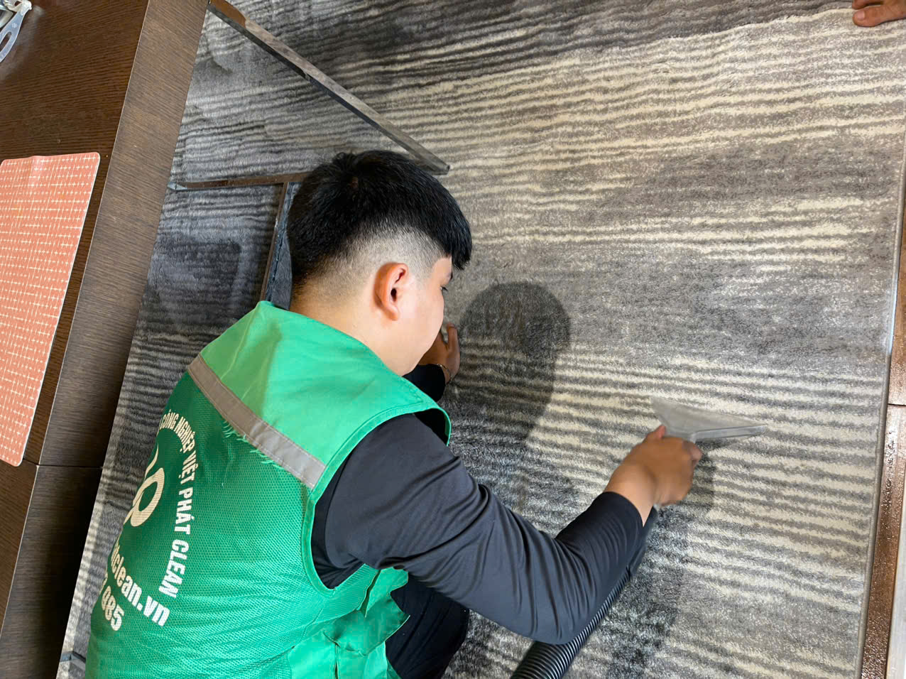 Đội ngũ nhân viên của Việt Phát Clean luôn làm việc cẩn thận, tỉ mỉ