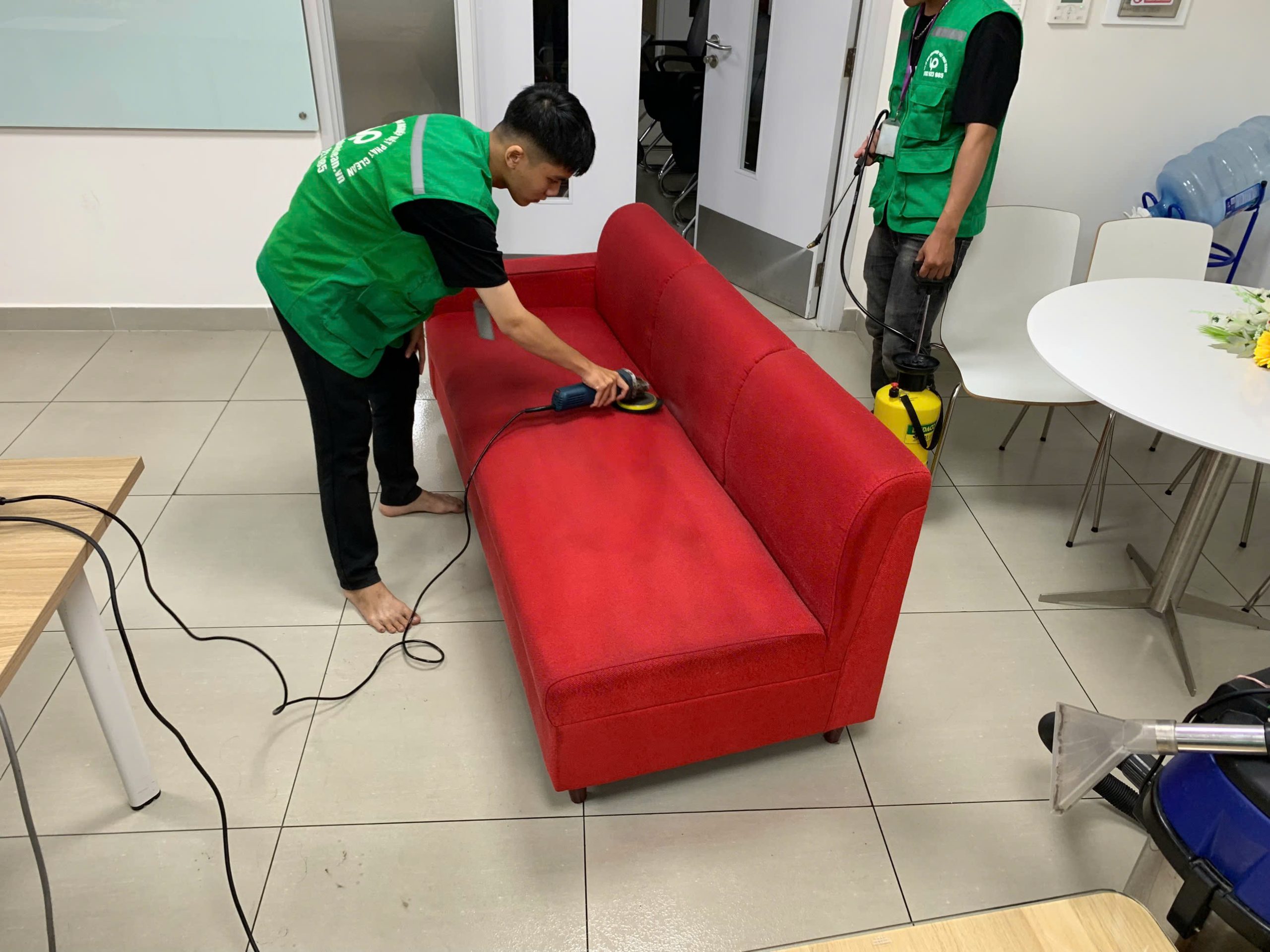 Chà rửa bề mặt sofa