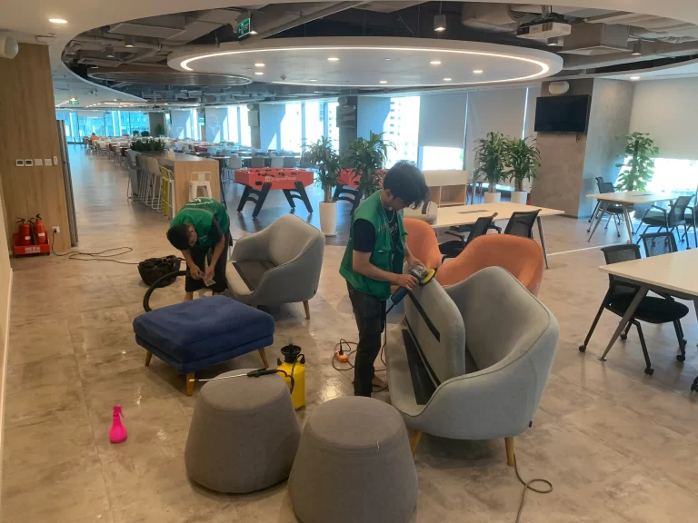 Chà sạch bề mặt sofa