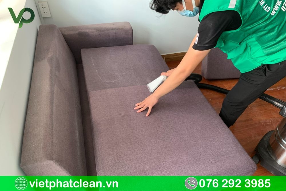 Hút bụi và rác thải trên bề mặt sofa