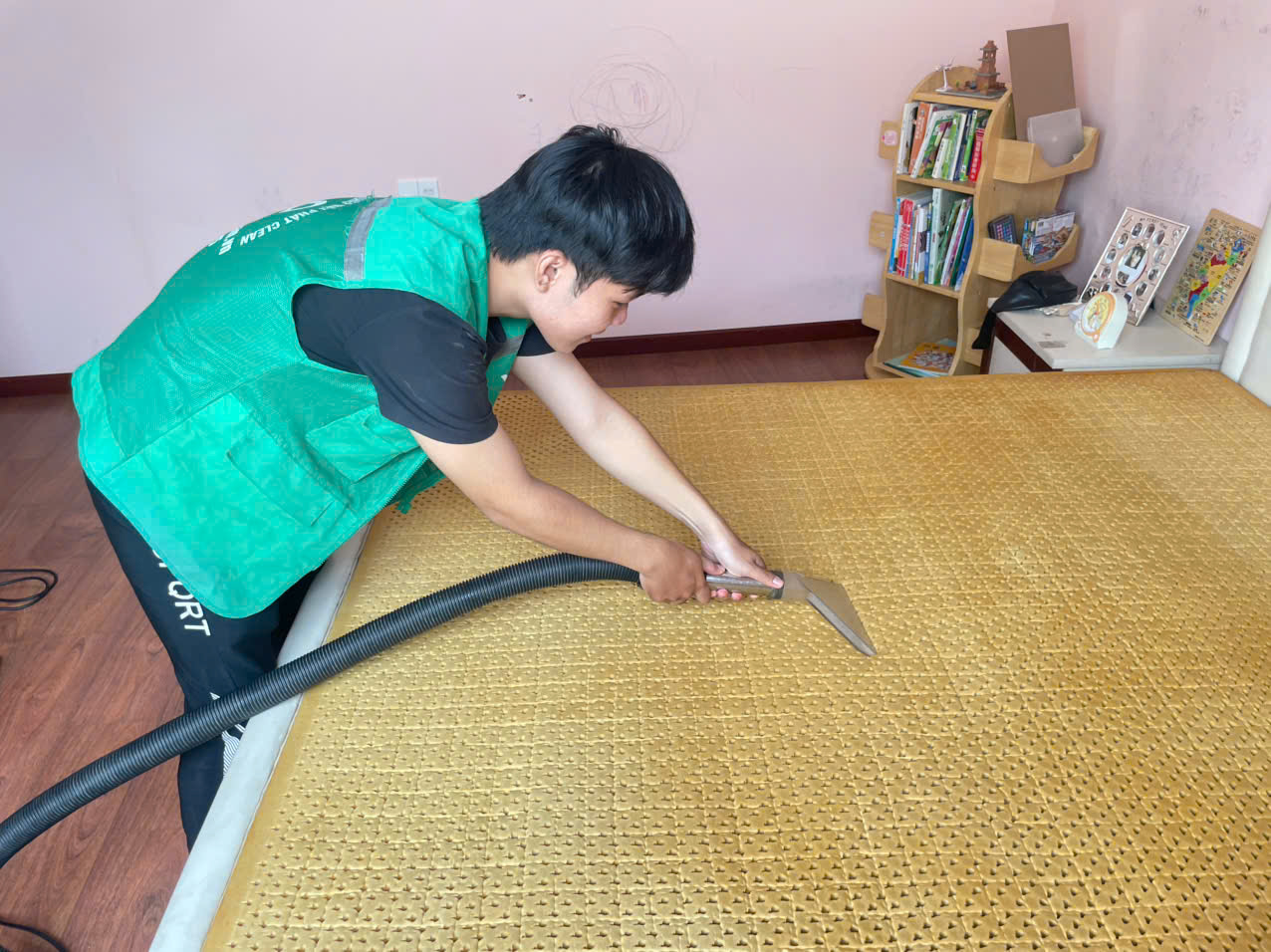 Nhân viên đến tận nhà để giặt nệm Tân Phú
