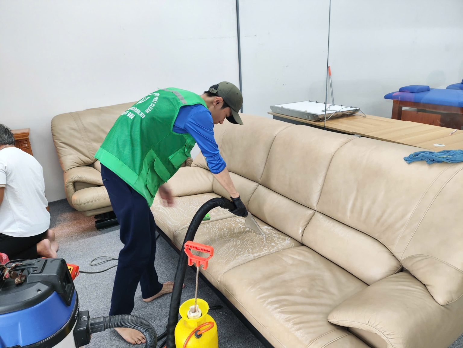 Dịch vụ vệ sinh sofa da với máy hút công suất cao tại Việt Phát Clean