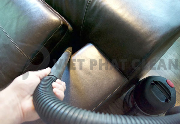 Hút bụi và làm sạch sơ bộ bụi bẩn trên bề mặt và khe ghế
