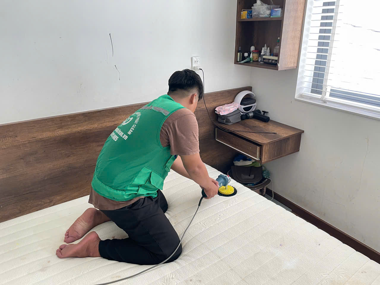 Nhân viên chà kỹ bề mặt nệm