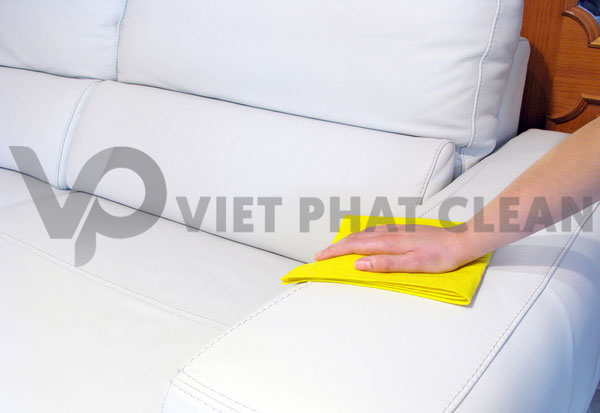 Sử dụng khăn lau mềm giữ bề mặt sofa luôn sạch và mịn