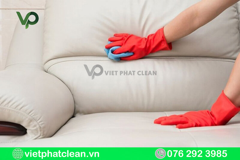 Tại sao nên chọn dịch vụ vệ sinh sofa da thay vì tự làm