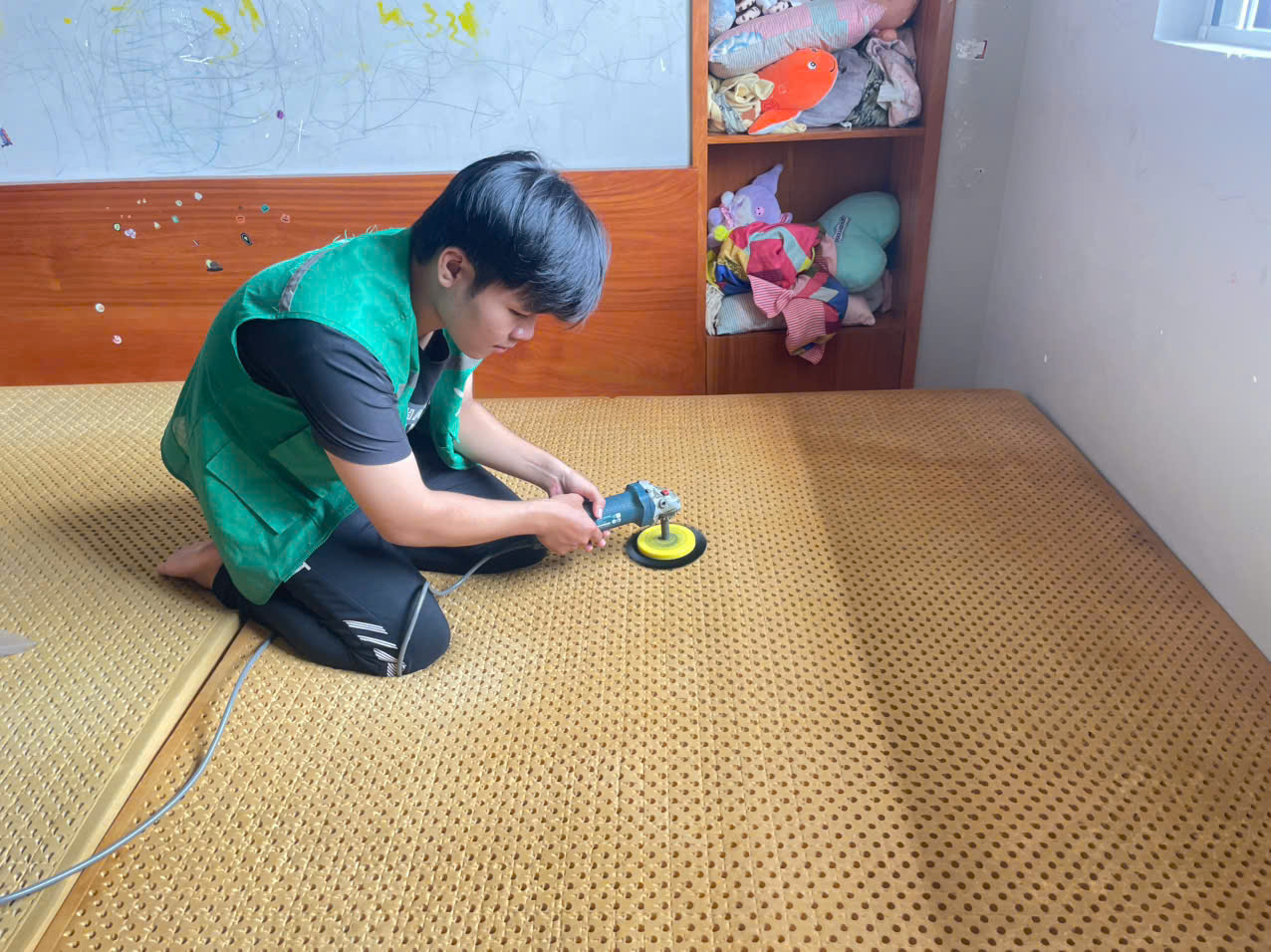 Đánh tan vết bẩn bằng máy chà chuyên dụng