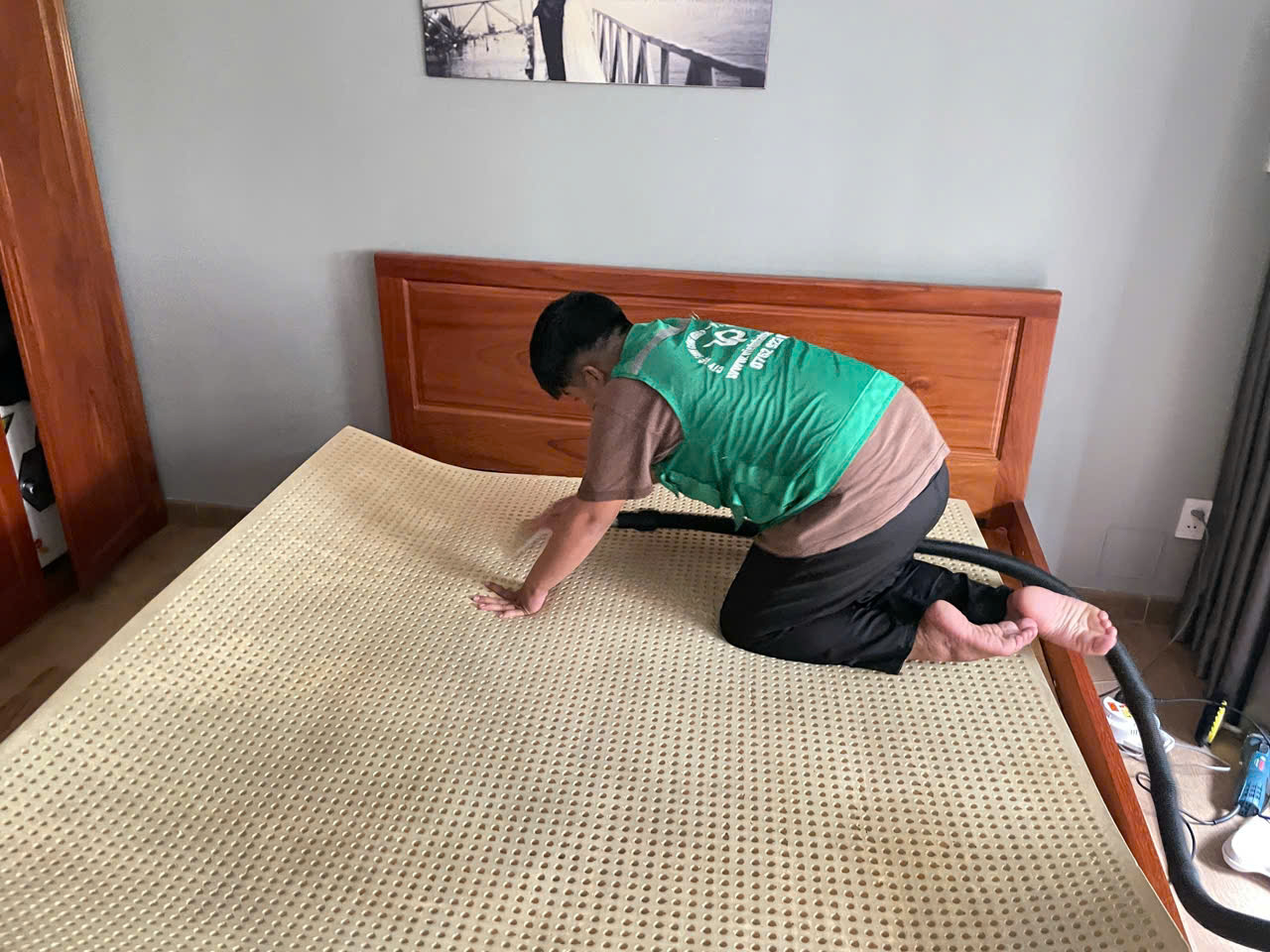 Nhân viên hút bụi sơ bộ toàn bộ bề mặt nệm