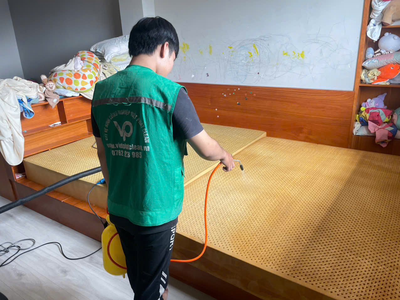 Nhân viên phun dung dịch làm sạch chuyên dụng