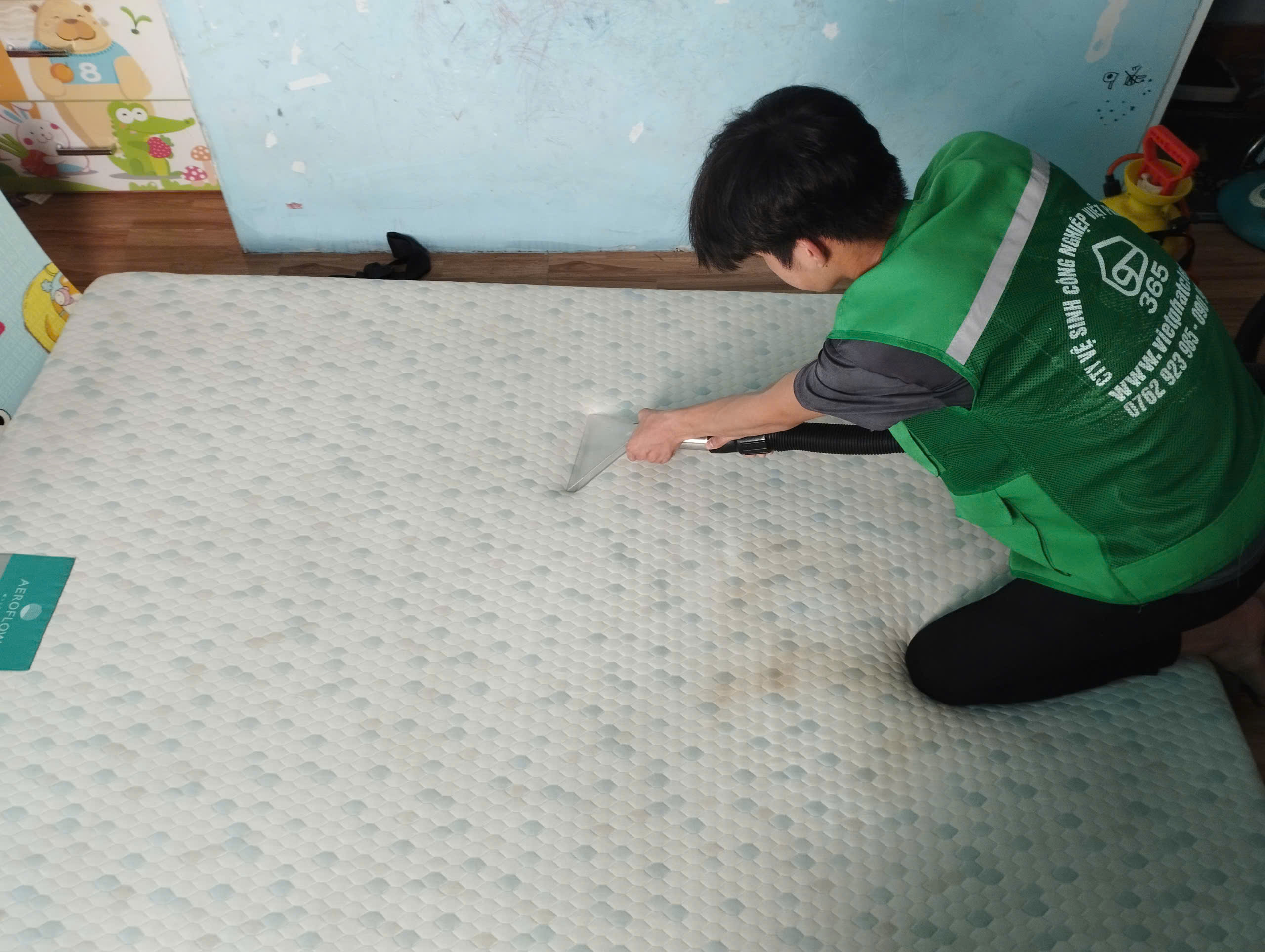 Nhân viên Việt Phát Clean sẽ đến tận nhà để giặt nệm