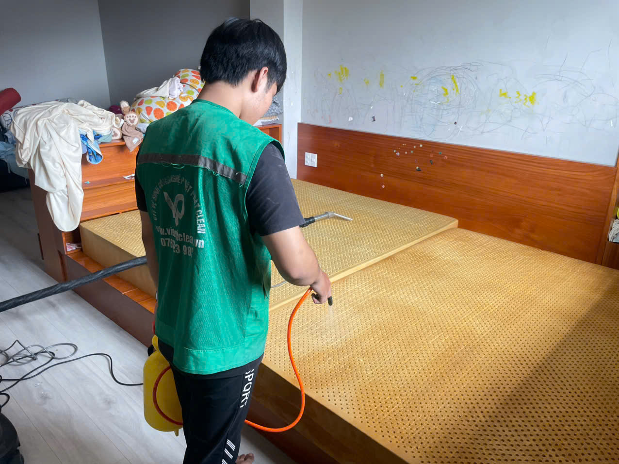 Nhân viên xử lý cục bộ các vết bẩn khó